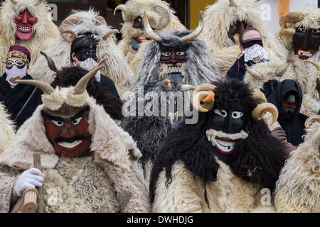 Mohacs (Hongrie). 4e Mar, 2014. Plusieurs Busos avec différents masques en bois dans une photo de groupe. Les festivités à Mohacs Fullmetal dans le sud de la Hongrie sont un carnaval de six jours à la fin de février pour marquer la fin de l'hiver, nommé pour les Busos, effrayant les gens costumés (traditionnellement, les hommes) de porter des masques en bois et de grands manteaux laineux. © Zsolt Repasy/ZUMA/ZUMAPRESS.com/Alamy fil Live News Banque D'Images