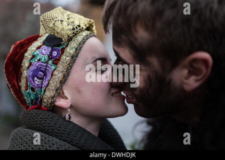 Mohacs (Hongrie). 4e Mar, 2014. Jeune couple d'échanger un baiser. Les festivités à Mohacs Fullmetal dans le sud de la Hongrie sont un carnaval de six jours à la fin de février pour marquer la fin de l'hiver, nommé pour les Busos, effrayant les gens costumés (traditionnellement, les hommes) de porter des masques en bois et de grands manteaux laineux. © Zsolt Repasy/ZUMA/ZUMAPRESS.com/Alamy fil Live News Banque D'Images