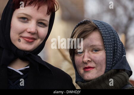 Mohacs (Hongrie). 4e Mar, 2014. Deux jeunes femmes avec le maquillage et les châles. Les festivités à Mohacs Fullmetal dans le sud de la Hongrie sont un carnaval de six jours à la fin de février pour marquer la fin de l'hiver, nommé pour les Busos, effrayant les gens costumés (traditionnellement, les hommes) de porter des masques en bois et de grands manteaux laineux. © Zsolt Repasy/ZUMA/ZUMAPRESS.com/Alamy fil Live News Banque D'Images