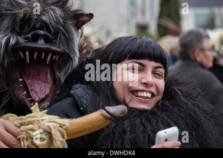 Mohacs (Hongrie). 4e Mar, 2014. Busos sont parfois jouant malicieusement avec fallic bâtons. La fécondité est un autre motif de l'événements. Les festivités à Mohacs Fullmetal dans le sud de la Hongrie sont un carnaval de six jours à la fin de février pour marquer la fin de l'hiver, nommé pour les Busos, effrayant les gens costumés (traditionnellement, les hommes) de porter des masques en bois et de grands manteaux laineux. © Zsolt Repasy/ZUMA/ZUMAPRESS.com/Alamy fil Live News Banque D'Images