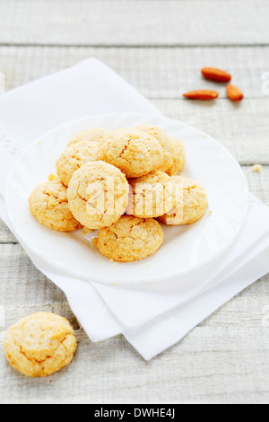 Cookies aux amandes sur une assiette blanche, de l'alimentation libre Banque D'Images