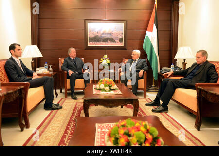 Ramallah, Cisjordanie, territoire palestinien. Mar 8, 2014. Le président palestinien, Mahmoud Abbas (Abou Mazen) rencontre avec le sous-secrétaire général de l'Organisation des Nations Unies Terje Roed-Larsen, dans la ville de Ramallah, en Cisjordanie, le 8 mars 2014 © Thaer Ganaim APA/Images/ZUMAPRESS.com/Alamy Live News Banque D'Images