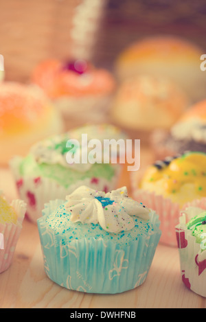 Cupcakes muffins aux fruits crème effet rétro Banque D'Images