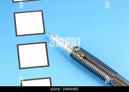 Portemine Gros plan sur case blanche sur fond bleu. Banque D'Images