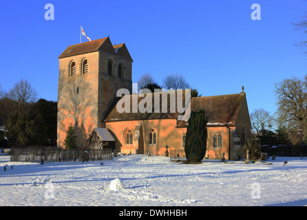 La belle église de St Bartholomews au village de Fingest, avec son double et saddleback tour normande sur une journée l'hiver Banque D'Images