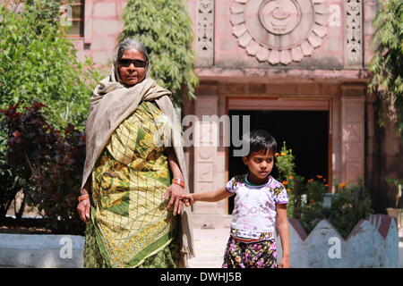 Nala Road, Patna, Bihar, Inde, 09 mars 2014. Dimanche matin. La détection du glaucome gratuit monde Galucoma camp sur semaine à Ramakrishna Mission Ashrama. Catchline 'beat' Glaucome invisible. Service avant soi-même. Un must travel destination à n'importe quel jour à Patna. Credit : Rupa Ghosh/Alamy Live News. Banque D'Images