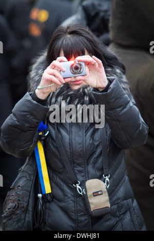 Manifestation pacifique pour l'unité de l'ukraine sur Taras Shevchenko 200 anniversaire. l'événement a eu lieu à Mariupol, Ukraine le 9 mars 2014 Banque D'Images