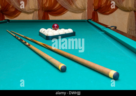 Boules de billard et cue sur une table de billard Banque D'Images