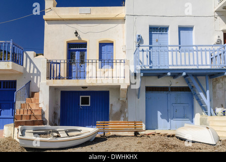 Syrmata, maisons de pêcheurs dans le petit village balnéaire de Klima sur l'île de Milos, Cyclades, Grèce Banque D'Images