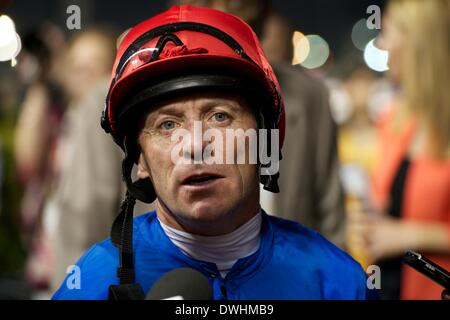 Dubaï, Émirats arabes unis. 8 mars, 2014. Kieren Fallon est interviewé après équitation excellent résultat à la victoire dans la ville de Dubai Gold race de Godolphin. Crédit : Tom Morgan/Alamy Live News Banque D'Images