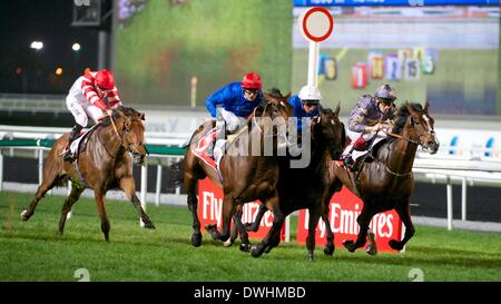 Dubaï, Émirats arabes unis. 8 mars, 2014. Kieren Fallon poussant excellent résultat difficile à la ligne d'arrivée pour gagner la course 6 la ville de Dubai d'or durant le Super Samedi Crédit : Tom Morgan/Alamy Live News Banque D'Images