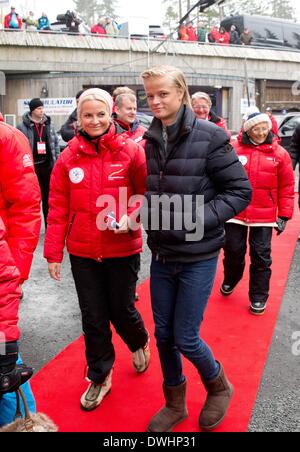 Holmenkollen, la Norvège. 9 mars, 2014. La Princesse héritière Mette-Marit de Norvège et son fils Marius assister à l'événement de saut à ski Holmenkollen à Holmenkollen, la Norvège, le 09 mars 2014. Photo:PRE/Albert Nieboer/dpa/Alamy Live News Banque D'Images