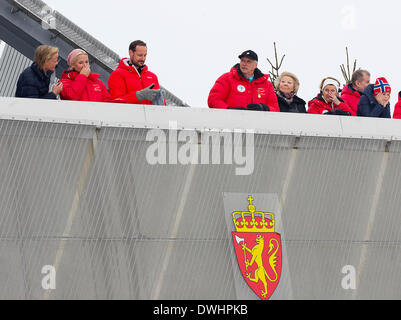 09-03-2014, Holmenkollen, le Roi Harald de Norvège (C), le Prince héritier Haakon (troisième à gauche), la reine Sonja de Norvège (troisième à partir de la droite), la princesse héritière Mette-Marit de Norvège (deuxième à gauche), son fils Marius (l), La Princesse Ingrid Alexandra (r) et la Princesse Beatrix des Pays-Bas assister à l'événement de saut à ski Holmenkollen à Holmenkollen, la Norvège, le 09 mars 2014. Photo:PRE/Albert Nieboer Banque D'Images