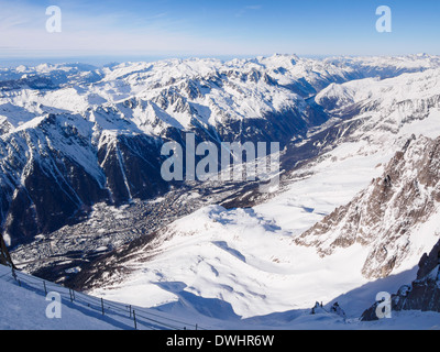 Vue de la vallée au-dessus de l'Aiguille du Midi avec de la neige sur les Alpes françaises. Chamonix-Mont-Blanc, Haute Savoie, Rhône-Alpes, France Banque D'Images