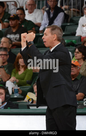 8 mars 2014 : l'entraîneur-chef Jeff Bzdelik de Wake Forest en action au cours de la jeu de basket-ball de NCAA entre les ouragans à Miami et le démon de Wake Forest à la Banque Diacres United Center de Coral Gables, Fl. Les Hurricanes a battu le démon diacres 69-56. Banque D'Images