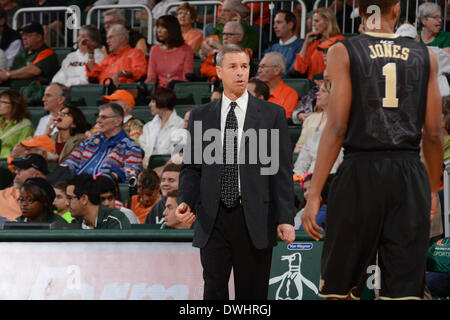 8 mars 2014 : l'entraîneur-chef Jeff Bzdelik de Wake Forest en action au cours de la jeu de basket-ball de NCAA entre les ouragans à Miami et le démon de Wake Forest à la Banque Diacres United Center de Coral Gables, Fl. Les Hurricanes a battu le démon diacres 69-56. Banque D'Images
