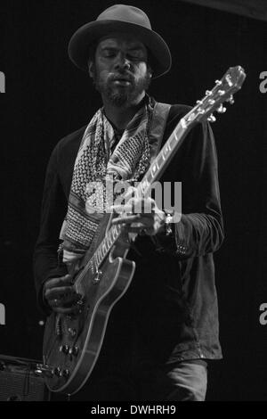 Chicago, Illinois, USA. Mar 8, 2014. Musicien de blues, Gary CLARK JR. Il se produit avec son groupe à l'United Center de Chicago, Illinois © Daniel DeSlover/ZUMAPRESS.com/Alamy Live News Banque D'Images