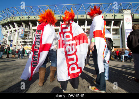 Twickenham, London, UK. 9 mars 2014. Anglais et Gallois fans par une chaude journée de printemps pour le rugby 6 nations match à Twickenham stadium Banque D'Images