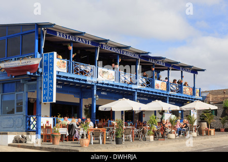 Les gens à l'extérieur manger un restaurant de fruits de mer en El Golfo, Lanzarote, Canaries, Espagne, Europe. Banque D'Images