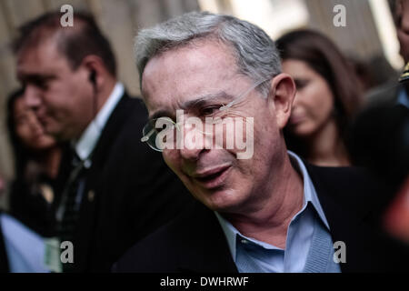 Bogota, Colombie. Mar 9, 2014. L'ancien Président colombien Alvaro Uribe arrive à une station de sondage pour voter au cours des élections parlementaires à Bogota, capitale de la Colombie, le 9 mars 2014. Credit : Jhon Paz/Xinhua/Alamy Live News Banque D'Images