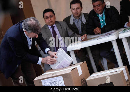 Bogota, Colombie. Mar 9, 2014. Le président colombien Juan Manuel Santos (L) jette son vote au cours des élections parlementaires à Bogota, capitale de la Colombie, le 9 mars 2014. Credit : Jhon Paz/Xinhua/Alamy Live News Banque D'Images