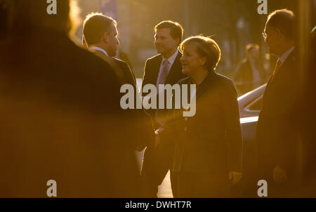 Hanovre, Allemagne. 09Th Mar, 2014. La chancelière allemande Angela Merkel arrves à l'ouverture officielle d'activité pour l'ordinateur expo CeBIT à Hanovre, Allemagne, 09 mars 2014. La Grande Bretagne est le pays partenaire à l'occasion du CeBIT qui se poursuit jusqu'au 14 mars 2014. Photo : JOCHEN LUEBKE/dpa/Alamy Live News Banque D'Images