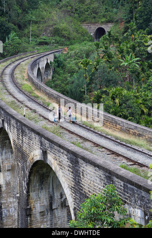 Deux femmes à pied plus de neuf Arch pont de chemin de fer près de Ella, Sri Lanka Banque D'Images