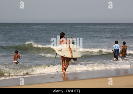 La plage de surf populaire près de Arugam Bay au Sri Lanka Banque D'Images