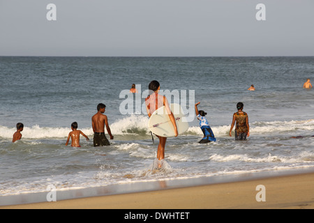 La plage de surf populaire près de Arugam Bay au Sri Lanka Banque D'Images