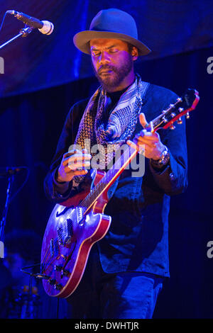 Chicago, Illinois, USA. Mar 8, 2014. Musicien de blues, Gary CLARK JR. Il se produit avec son groupe à l'United Center de Chicago, Illinois © Daniel DeSlover/ZUMAPRESS.com/Alamy Live News Banque D'Images