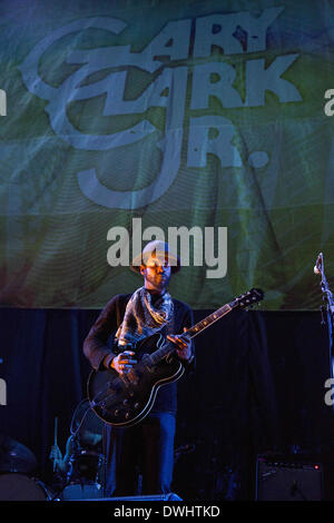 Chicago, Illinois, USA. Mar 8, 2014. Musicien de blues, Gary CLARK JR. Il se produit avec son groupe à l'United Center de Chicago, Illinois © Daniel DeSlover/ZUMAPRESS.com/Alamy Live News Banque D'Images