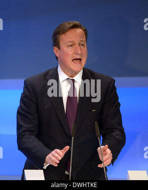 Hanovre, Allemagne. 09Th Mar, 2014. Le Premier ministre britannique David Cameron (R) prend la parole lors de l'ouverture officielle de l'événement l'ordinateur expo CeBIT à Hanovre, Allemagne, 09 mars 2014. La Grande Bretagne est le pays partenaire à l'occasion du CeBIT qui se poursuit jusqu'au 14 mars 2014. Photo : PETER STEFFEN/dpa/Alamy Live News Banque D'Images