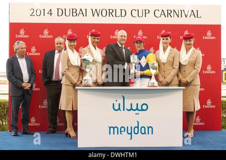 Dubaï, Émirats arabes unis. 8 mars, 2014. Christophe Soumillon recueille son trophée après l'équitation, karité karité à la victoire dans le Sprint Meydan durant la 10e réunion de la Dubai World Cup Carnival Crédit : Tom Morgan/Alamy Live News Banque D'Images