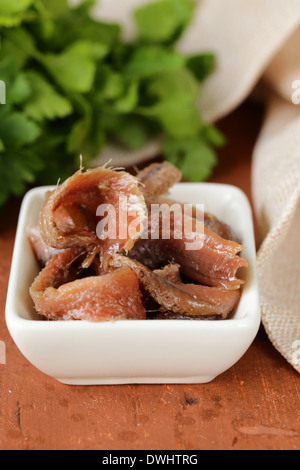 Les filets d'anchois marinés dans un bol blanc Banque D'Images