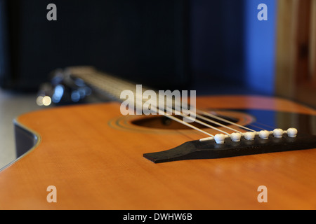 Photo d'une guitare acoustique semi avec flou artistique. Banque D'Images