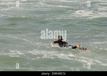 Stand-up Paddling Surfer une vague sur la plage espagnole, Andalousie, espagne. Banque D'Images