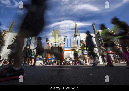 Los Angeles, Californie, USA. Mar 9, 2014. Les coureurs font leur chemin le long d'Hollywood Boulevard, au cours du 29e Marathon de Los Angeles à Los Angeles, le dimanche 9 mars 2014. Finalement, le marathon a commencé au Dodger Stadium et finis à Santa Monica. Ringo : crédit Chiu/ZUMAPRESS.com/Alamy Live News Banque D'Images