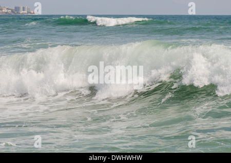 Les grandes vagues sur les côtes espagnoles, l'Andalousie, espagne. Banque D'Images