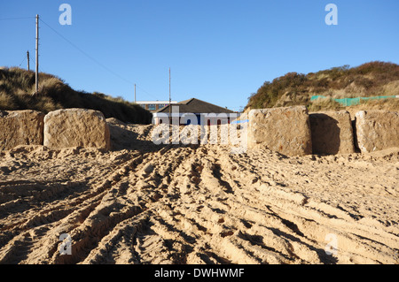 L'accès à la plage à Hemsby, sur l'érosion rapide de l'est de la côte de Norfolk, Angleterre, Royaume-Uni. Banque D'Images