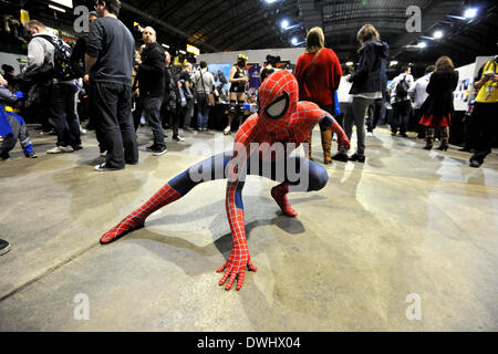 Newcastle, Royaume-Uni. 9 mars, 2014. Film de Newcastle et Comic Con au Metro Radio Arena. Et a eu lieu pendant le week-end du samedi 8 et dimanche 9 mars, le film de Newcastle et Comic Con promet de vous apporter certains de vos stars préférées à partir de la télévision, le cinéma et la bande dessinée ainsi qu'une foule d'activités y compris les pousses de photo, des panneaux, des séances d'autographes et des centaines de stands plein de souvenirs de la télévision et du cinéma à parcourir. Credit : Alan sill/Alamy Live News Banque D'Images