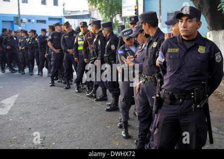 (140309) -- SAN SALVADOR, 9 mars 2014 (Xinhua) -- Des policiers montent la garde lors de l'élection présidentielle le ruissellement, à San Salvador, capitale d'El Salvador, le 9 mars 2014. (Xinhua/Oscar Rivera) (vf) (EC) Banque D'Images