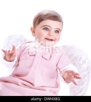 Closeup portrait of cute baby angel isolé sur fond blanc, nice little girl wearing robe rose et des ailes en plumes Banque D'Images