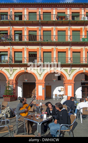 Corredera square, les jeunes et la guitare flamenco, Cordoue, Andalousie, Espagne, Europe Banque D'Images