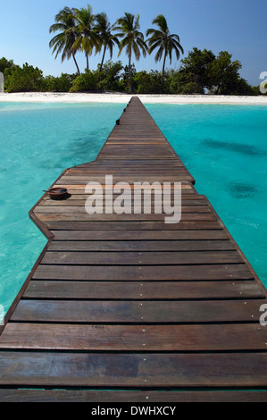 Sur la jetée une lagune tropicale dans les Maldives dans l'Océan Indien. Banque D'Images