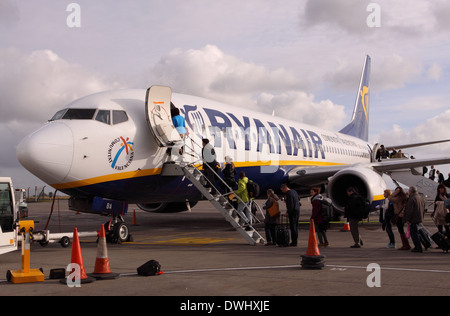 L'embarquement des passagers de Ryanair Ryanair Boeing 737 avion à l'aéroport de Bristol Banque D'Images