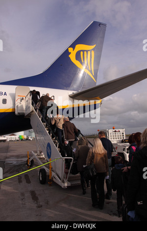 L'embarquement des passagers de Ryanair Ryanair Boeing 737 avion à l'aéroport de Bristol Banque D'Images