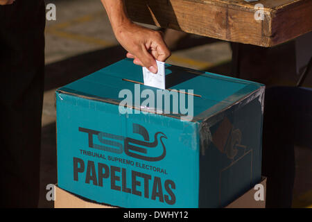 (140309) -- SAN SALVADOR, 9 mars 2014 (Xinhua) -- Un citoyen jette son vote lors de l'élection présidentielle le ruissellement, à San Salvador, capitale d'El Salvador, le 9 mars 2014. (Xinhua/Luis Echeverria) (vf) (EC) Banque D'Images