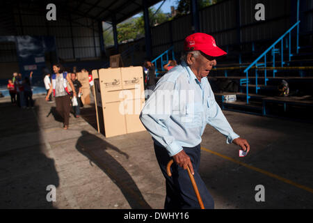 (140309) -- SAN SALVADOR, 9 mars 2014 (Xinhua) -- Un citoyen jette son vote lors de l'élection présidentielle le ruissellement, à San Salvador, capitale d'El Salvador, le 9 mars 2014. (Xinhua/Luis Echeverria) (vf) (EC) Banque D'Images