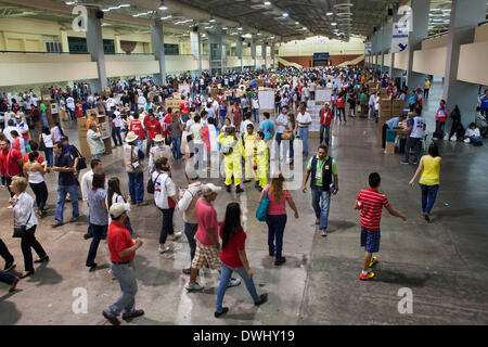 (140309) -- SAN SALVADOR, 9 mars 2014 (Xinhua) -- Les citoyens arrivent à la station d'un sondage d'exercer leur droit de vote lors de l'élection présidentielle le ruissellement, à San Salvador, capitale d'El Salvador, le 9 mars 2014. (Xinhua/Luis Echeverria) (vf) (EC) Banque D'Images