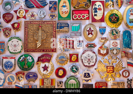 Une collection de vieux révolutionnaire soviétique russe insignes de revers. Banque D'Images